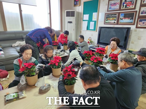 계룡시는 엄사면 향한1리에서 치유농업 연계 마을조성 사업을 추진했다. 사진은 치유농업 프로그램을 운영하는 모습. /계룡시