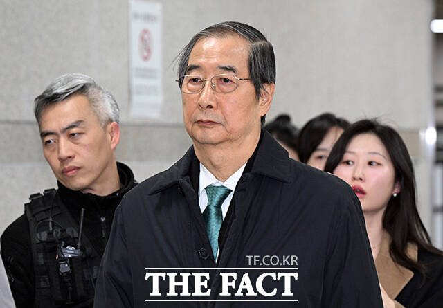 내란 우두머리 방조 등 혐의를 받는 한덕수 전 국무총리가 26일 오후 서울 서초구 서울중앙지방법원에서 열린 결심 공판을 마치고 법원을 나서고 있다. /서예원 기자