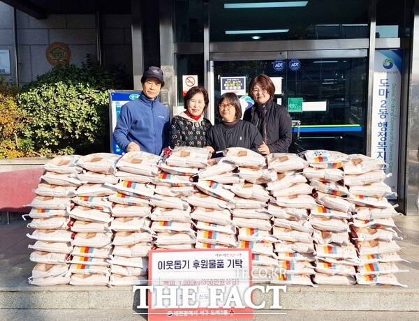 대전 서구 평촌동 소재 화암사가 26일 도마2동 행정복지센터에 백미 1000㎏(350만 원 상당)을 기탁했다. /대전 서구
