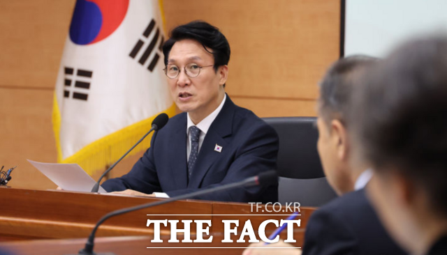 김민석 국무총리를 위원장으로 하는 대통령 직속 2050 탄소중립녹색성장위원회는 26일 저탄소 가속화를 위한 '전환금융'의 도입과 안착을 위해 민·관·학이 한 자리에 모였다고 밝혔다. 앞서 탄녹위는 지난 10일 김 총리 주재로 전체회의를 열고 국가 온실가스 감축 목표(2035 NDC)로 2018년 대비 53~61% 감축안을 의결한 바 있다. /임영무 기자