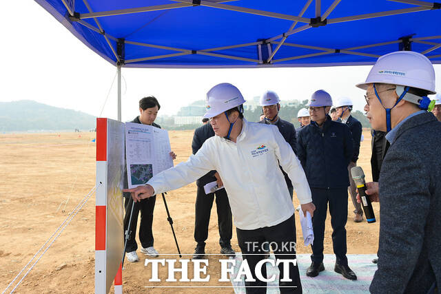 정기명 여수시장이 25일 돌산 진모지구 2026여수세계섬박람회 주행사장인 전남 여수시 돌산읍 진모지구에서 조성현황과 육상 교통대책을 점검하고 있다. /여수시