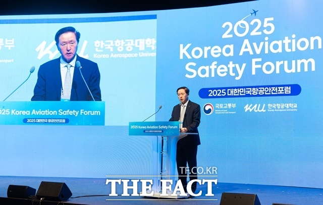 산·학·관이 모여 항공 안전 관리 기반을 논의하는 2025 대한민국 항공안전포럼이 26일 인천 중구 그랜드 하얏트 인천에서 개최됐다. 우기홍 대한항공 부회장이 환영사를 하는 모습. /대한항공