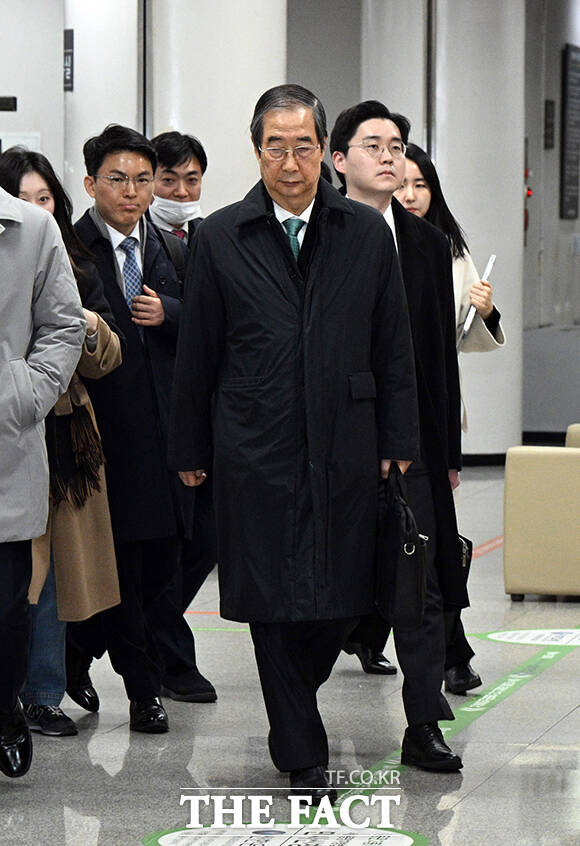 내란 우두머리 방조 등 혐의를 받는 한덕수 전 국무총리가 26일 오후 서울 서초구 서울중앙지방법원에서 열린 결심 공판을 마치고 법원을 나서고 있다. /서예원 기자