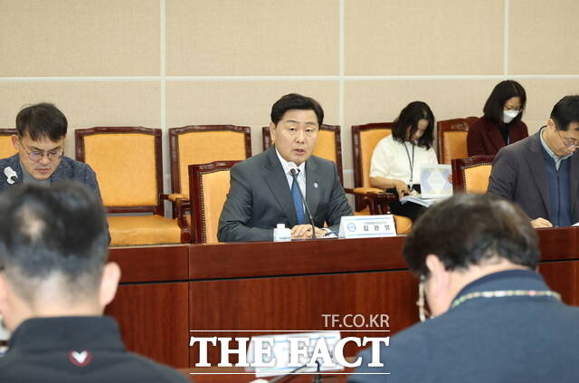 26일 전북도청 종합상황실에서 ‘헴프산업촉진 특별법안 보완 및 조문별 조서작성 연구용역’ 최종보고회가 열린 가운데 김관영 전북도지사가 관계자들과 특별법 추진 등에 대해 논의하고 있다. /전북도