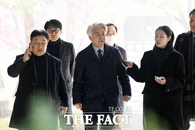 불법 정치자금 6000만 원을 받은 혐의를 받는 노웅래 전 더불어민주당 의원이 26일 오전 서울 서초구 서울중앙지방법원에서 열린 선고 공판에 출석하고 있다. /서예원 기자