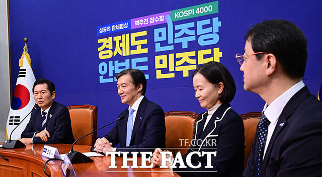 더불어민주당과 조국혁신당 대표단이 기념사진을 남기고 있다.