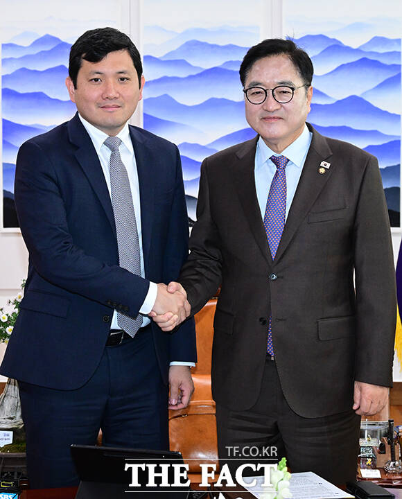 우원식 국회의장(오른쪽)이 26일 오전 서울 여의도 국회 집무실에서 케빈 김 주한미국대사 대리를 접견해 기념촬영을 하고 있다. /국회=남윤호 기자