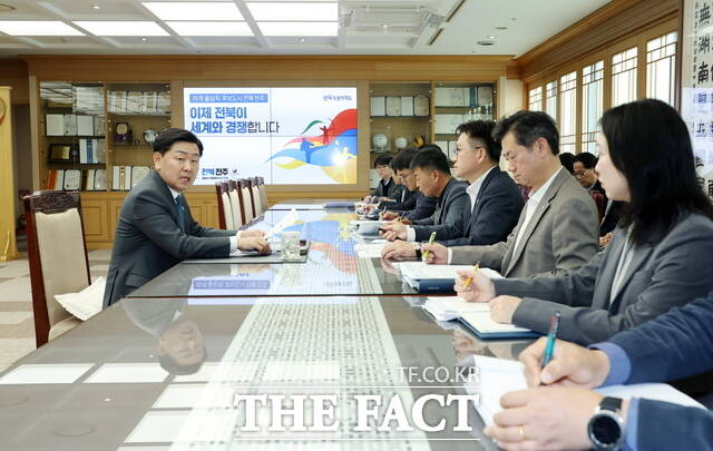 26일 오후 전북도청 도지사 접견실에서 김관영 전북도지사 주재로 내년도 국가예산 확보 관련 긴급 전략회의가 열리고 있다. /전북도