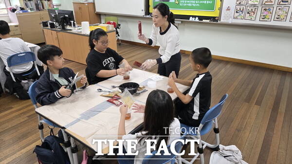 대전두리초등학교 4학년 학생들이 NON-GMO 수업의 일환인 고추장 만들기 활동을 진행하고 있는 모습. /정예준 기자