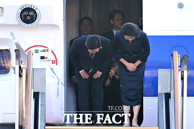 G20 정상회의 및 4개국 순방 일정 마치고 귀국하는 이재명 대통령 부부.
