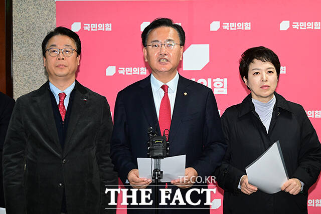 국회 운영위원회 소속 유상범 국민의힘 의원을 비롯한 의원들이 26일 오후 서울 여의도 국회에서 더불어민주당의 국회법 개정안 일방 처리에 대한 성명을 발표하고 있다. /국회=남윤호 기자