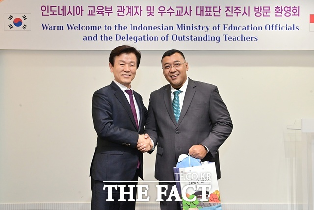 조규일 진주시장이 디지털 교육 협력 확대를 위해 진주시를 방문한 인도네시아 교육부 대표단을 방문을 환영했다. /진주시