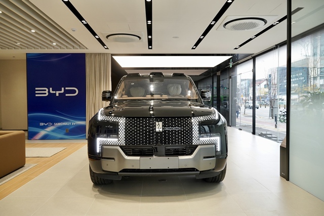 BYD코리아는 서울 송파구에 BYD Auto 송파전시장을 공식 오픈했다고 26일 밝혔다. BYD Auto 송파전시장에서 특별 전시 중인 양왕 U8. /BYD코리아
