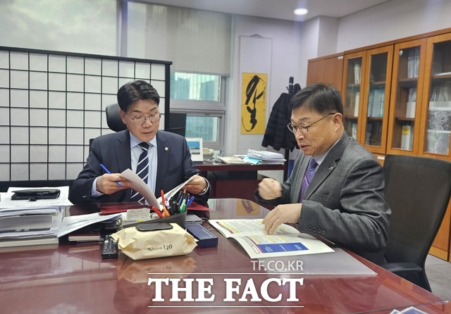 이승원 경제부시장이 26일 국회를 방문해 예산결산특별위원회 이재관 의원에게 세종시 핵심 현안사업의 내년도 정부예산 반영을 적극 건의하고 있다. /세종시