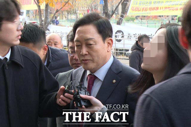 26일 오전 종로구 KT광화문웨스트 빌딩에 마련된 김건희 여사 일가의 '양평 공흥지구 개발 특혜 의혹'을 수사하는 민중기 특별검사팀에 김선교 국민의힘 의원이 특정범죄 가중처벌법상 국고손실 혐의 피의자로 출석했다. /김기범 기자