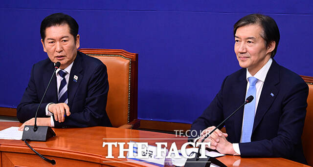 더불어민주당과 조국혁신당 대표단이 기념사진을 남기고 있다.