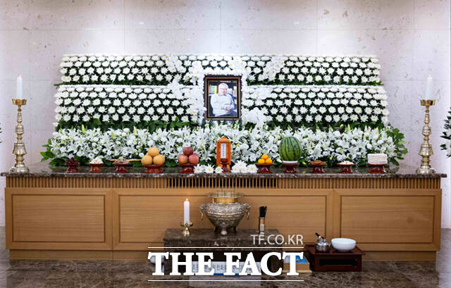 故 이순재 배우가 25일 금관문화훈장에 추서됐다. 배우가 이 훈장을 받는 건 윤여정 이정재에 이어 세 번째다./사진공동취재단