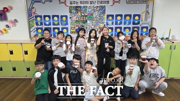 대전두리초등학교 4학년 학생들이 NON-GMO 수업에 참여한 후 기념촬영을 하고 있다. /정예준 기자