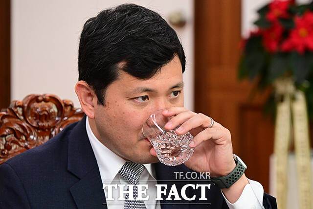 우원식 국회의장(오른쪽)이 26일 오전 서울 여의도 국회 집무실에서 케빈 김 주한미국대사 대리를 접견해 기념촬영을 하고 있다. /국회=남윤호 기자