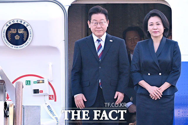 G20 정상회의와 4개국 순방 일정을 마친 이재명 대통령(왼쪽)과 김혜경 여사가 26일 오전 경기도 성남시 서울공항에 도착해 공군 1호기에서 내리고 있다. /서울공항=남용희 기자