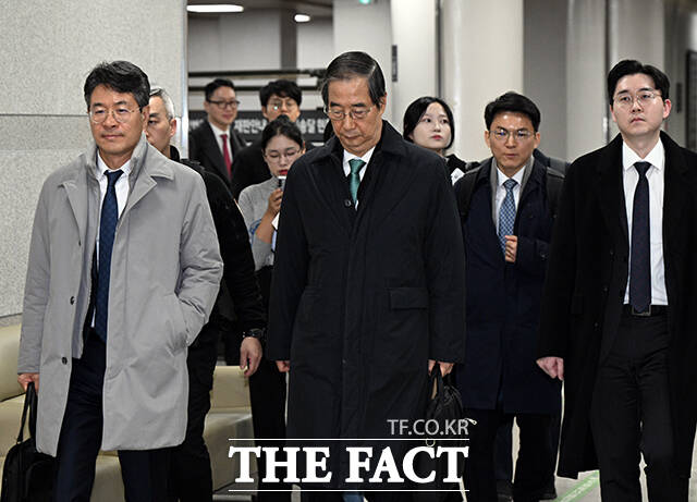 내란 우두머리 방조 등 혐의를 받는 한덕수 전 국무총리가 26일 오후 서울 서초구 서울중앙지방법원에서 열린 결심 공판을 마치고 법원을 나서고 있다. /서예원 기자