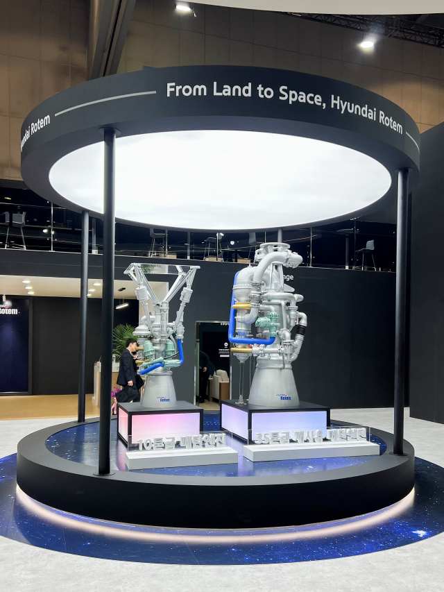 현대로템 10톤급 메탄엔진(왼쪽)과 35톤급 재사용 메탄엔진(오른쪽). /현대로템