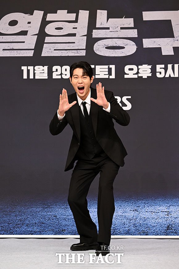 팀 응원하는 포즈 취하는 손태진.