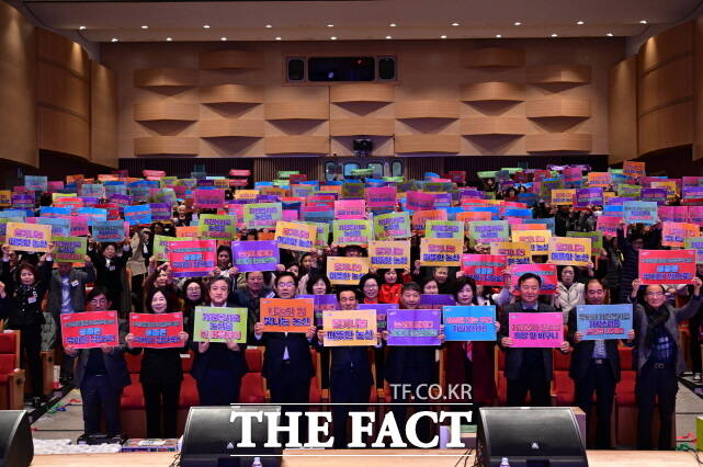 500여 명의 자원봉사자들이 25일 논산아트센터 대공연장에서 ‘2025 논산시 자원봉사자의 날 기념식’을 열고 2027 논산딸기엑스포 성공기원 퍼포먼스를 펼치고 있다. /논산시