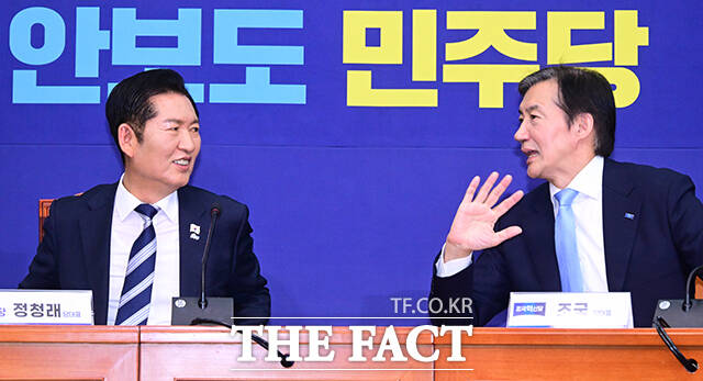 더불어민주당과 조국혁신당 대표단이 기념사진을 남기고 있다.