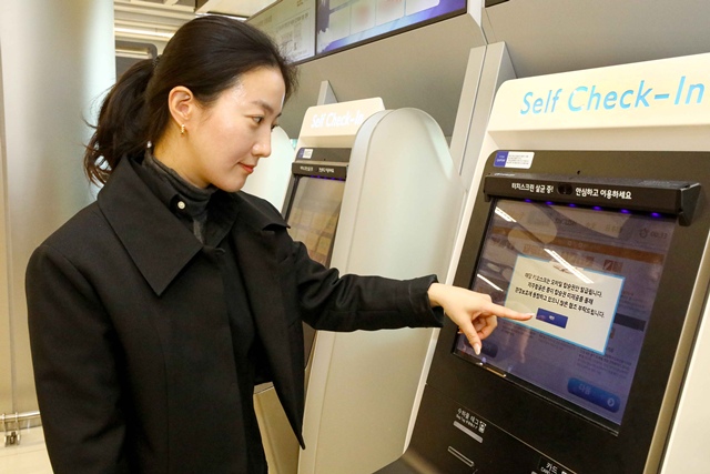 제주항공은 26일부터 한국공항공사와 함께 김포국제공항 국내선 키오스크에서 발급되던 종이 탑승권을 모바일 탑승권으로 전환한다고 밝혔다. 김포공항 국내선 청사에서 제주항공 탑승객이 키오스크를 이용해 모바일 탑승권을 발권 받고 있다. /제주항공