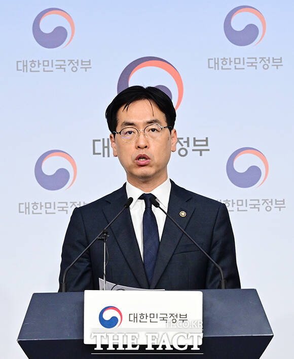 김민재 행정안전부 차관이 26일 오전 서울 종로구 정부서울청사 별관에서 지방의원 임기만료 전 외유성 공무국외출장 방지 대책을 브리핑 하고 있다. /임영무 기자