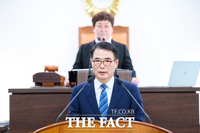 장충남 남해군수가 남해군의회에서 시정연설을 하고 있다. /남해군