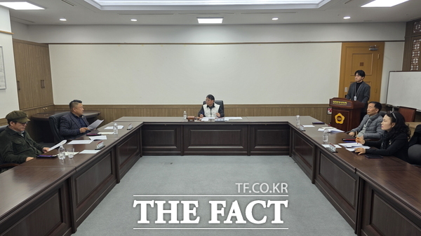 대전시의회 공무국외출장 심의위원회 회의가 26일 오후 대전시의회 공감실에서 진행되고 있는 모습. /정예준 기자