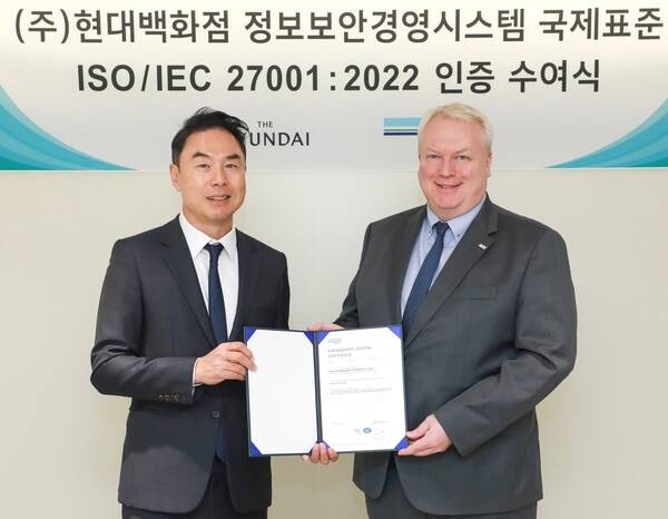 26일 오전 서울 강남구 현대백화점 본사에서 진행된 ISO 27001 인증서 수여식에서 정지영 현대백화점 사장(사진 왼쪽)과 비달 도로넨(Vidar Dolonen) DNV 인증원 한국·일본 지역 총괄 대표(사진 오른쪽)이 기념사진을 찍고 있다. /현대백화점