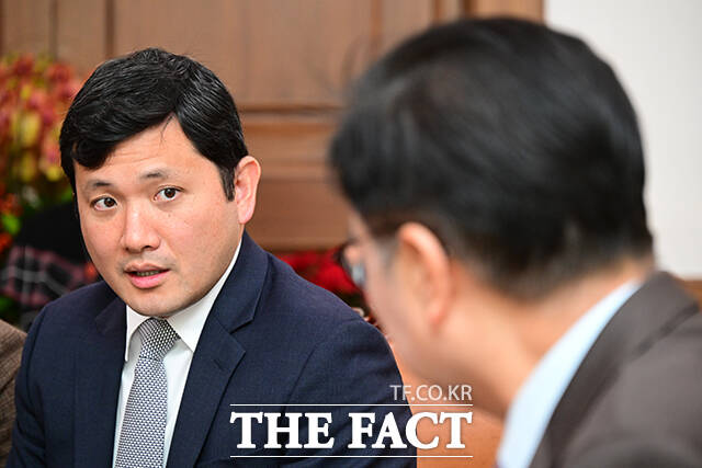 우원식 국회의장(오른쪽)이 26일 오전 서울 여의도 국회 집무실에서 케빈 김 주한미국대사 대리를 접견해 기념촬영을 하고 있다. /국회=남윤호 기자