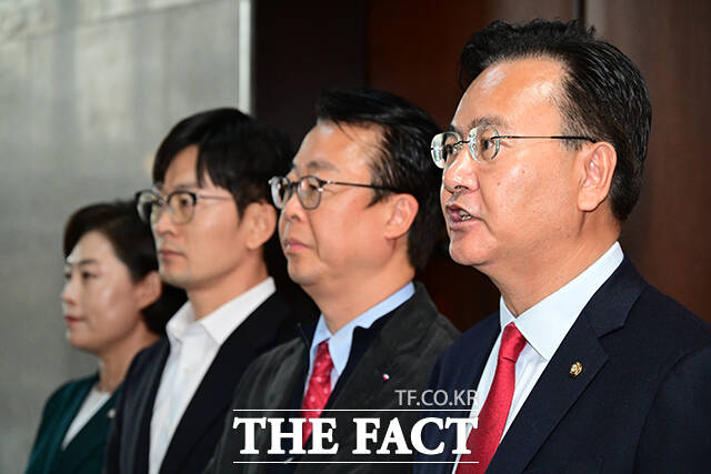 국회 운영위원회 소속 유상범 국민의힘 의원을 비롯한 의원들이 26일 오후 서울 여의도 국회에서 더불어민주당의 국회법 개정안 일방 처리에 대한 성명을 발표하고 있다. /국회=남윤호 기자