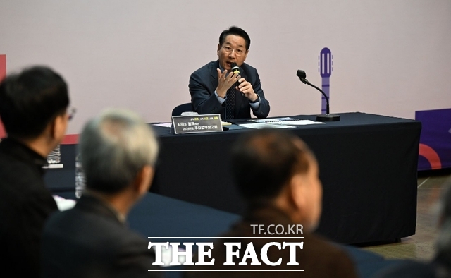 유정복 인천시장이 26일 틈 문화창작지대에서 열린 시민과 함께하는 2026년 주요 업무보고회(문화, 관광)에서 시민들의 질문에 답변하고 있다. /인천시
