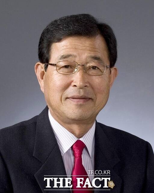 충남도의회 인삼약초산업 활성화를 위한 특별위원회는 제6차 회의를 열고 김복만 의원을 새 위원장으로 선임했다. /충남도의회