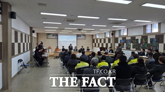 21일 연천군 백학면 행정복지센터 대회의실에서 관계자 및 주민들이 참석한 가운데 경기도소방학교 북부캠퍼스 조성 사업 주민설명회가 열리고 있다. /연천군