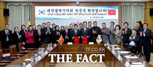 대전시의회는 25일 대전시의회 소통실에서 베트남 호치민시 보반민 의장을 단장으로 하는 호치민시 인민의회 대표단을 접견했다. /대전시의회