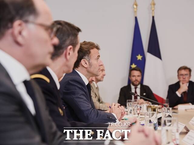 프랑스와 영국 주도의 우크라이나 지원 국제 연합체 '의지의 연합'이 25일(현지시간) 화상회의를 열었다. 이들은 성명을 통해 도널드 트럼프 미국 대통령이 주도하는 우크라이나 평화안을 원칙적으로 지지한다고 밝혔다. /사진은 이날 화상회의에 참석한 에마뉘엘 마크롱 프랑스 대통령. /AP.뉴시스