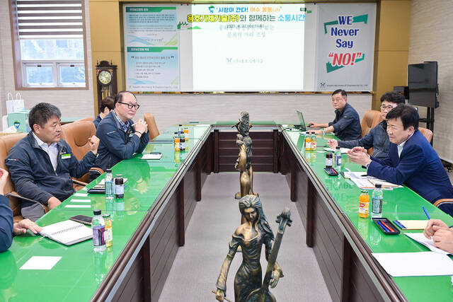 정기명 여수시장이 여수국가산단 내 중소기업을 방문해 경기 침체로 어려움을 겪는 현장을 점검하고 임직원들을 격려하고 있다. /여수시