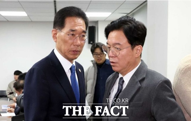 김영훈 고용노동부 장관과 김주영(왼쪽) 국회 기후에너지환경노동위 더불어민주당 간사가 26일 오전 서울 여의도 국회에서 열린 당정협의회에서 대화를 하고 있다. /뉴시스