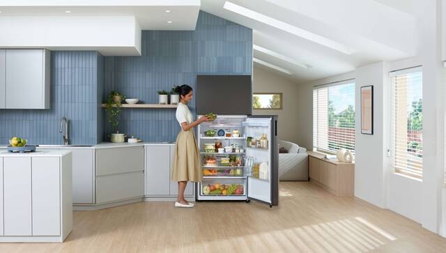 삼성전자는 중남미 시장에서 라인업 확대, 체험 공간 구축 등을 통해 AI 가전의 판매가 전년 동기 대비 약 40% 늘었다고 26일 밝혔다. 사진은 중남미에서 인기가 높은 상냉동·하냉장(TMF) 냉장고 모델. /삼성전자