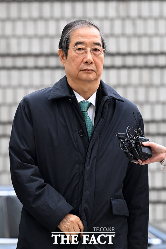 내란 우두머리 방조 등 혐의를 받는 한덕수 전 국무총리가 26일 오전 서울 서초구 서울중앙지방법원에서 열린 1심 결심 공판에 출석하고 있다. /서예원 기자