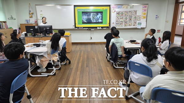 한수진 대전두리초등학교 영양교사가 4학년 학생들을 대상으로 NON-GMO 수업을 진행하고 있는 모습. /정예준 기자