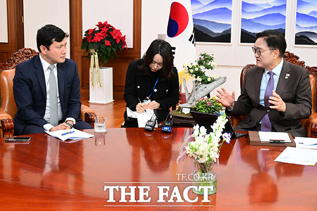 우원식 국회의장(오른쪽)이 26일 오전 서울 여의도 국회 집무실에서 케빈 김 주한미국대사 대리를 접견해 기념촬영을 하고 있다. /국회=남윤호 기자