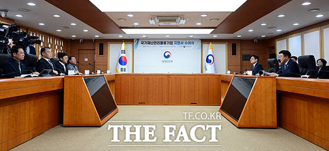 윤호중 행정안전부 장관이 26일 오전 서울 종로구 정부서울청사에서 열린 국가재난관리 물류기업 지정 현판 수여식에 참석해 인사말을 하고 있다. /임영무 기자