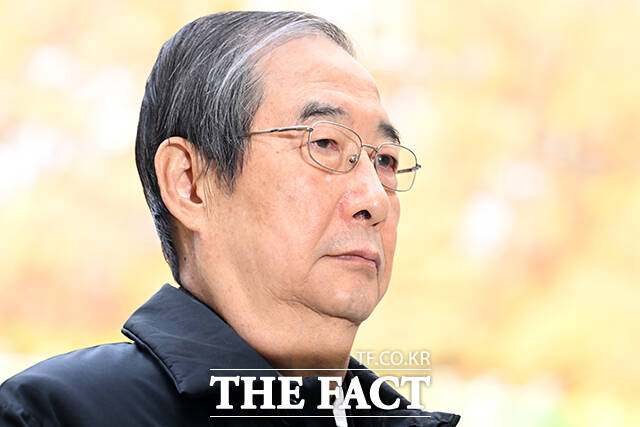 내란 우두머리 방조 등 혐의를 받는 한덕수 전 국무총리가 26일 오전 서울 서초구 서울중앙지방법원에서 열린 1심 결심 공판에 출석하고 있다. /서예원 기자