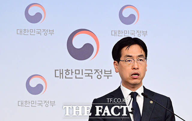 김민재 행정안전부 차관이 26일 오전 서울 종로구 정부서울청사 별관에서 지방의원 임기만료 전 외유성 공무국외출장 방지 대책을 브리핑 하고 있다. /임영무 기자